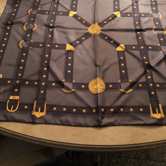 🖤💛VERSACE 🖤💛 - Picture 8 of 13